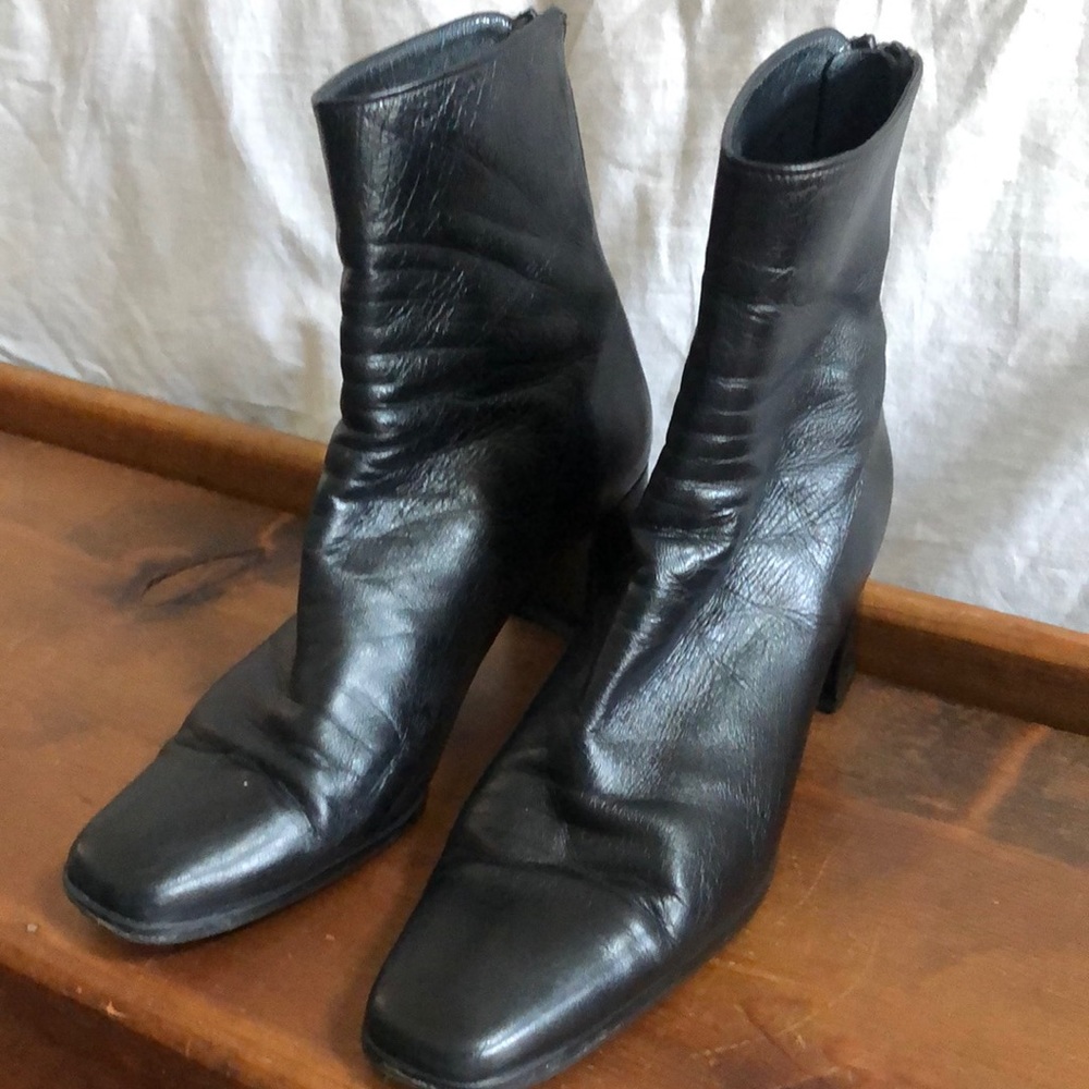 Stuart Weitzman chelsea style booties. Size 8AA. Note these are narrow.